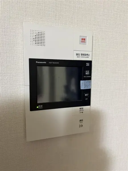 モニター付きインターフォンです。オートロック解除など操作ができます。