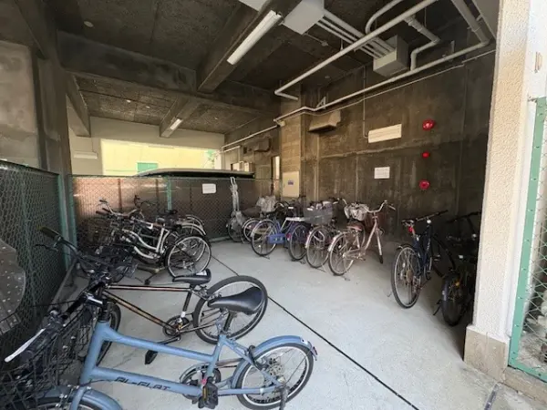雨や風などから大切な自転車を守ってくれる屋根付きの駐輪場です。
