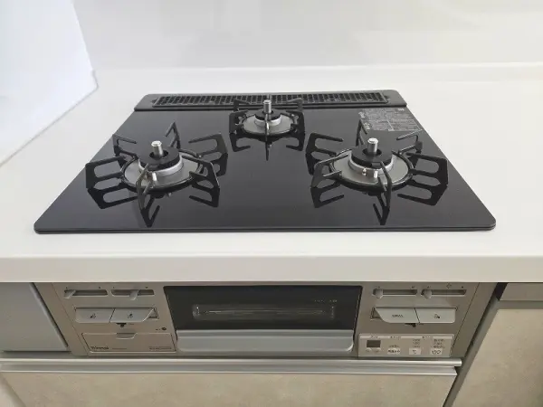 焦げ付きにくく、お手入れのしやすいコンロ。3口コンロでお料理の幅も広がります。