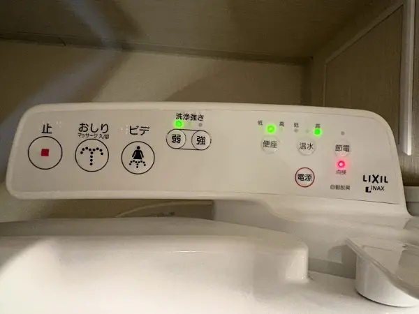便座横に備わっている、温水洗浄便座の操作パネル。