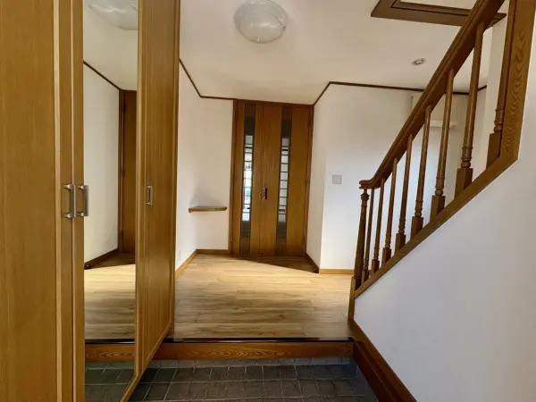 下駄箱が備わっていて、ご家族のお履き物はもちろん、シューケア用品などもまとめて収納いただけます。