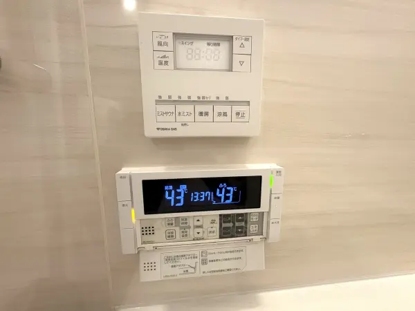 自動でお湯はり、追焚き機能付きで、時間差のあるご家族でも、気兼ねなく入浴時間を楽しめます。