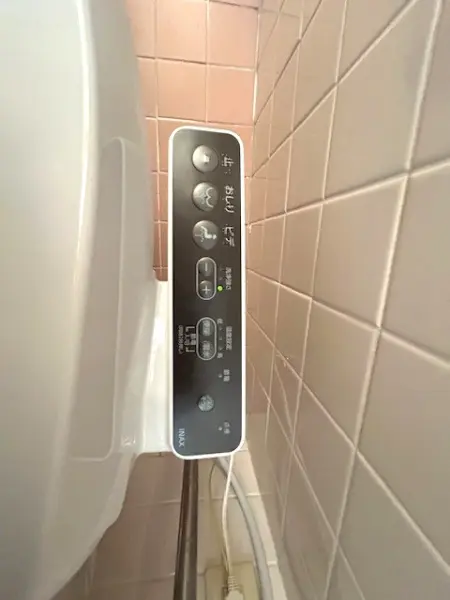 温水洗浄便座付きのトイレです。いつでも快適にご利用いただけます。