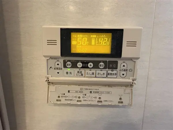 温度や水位調整、追い焚きなどを簡単に操作できる給湯器のパネルです。