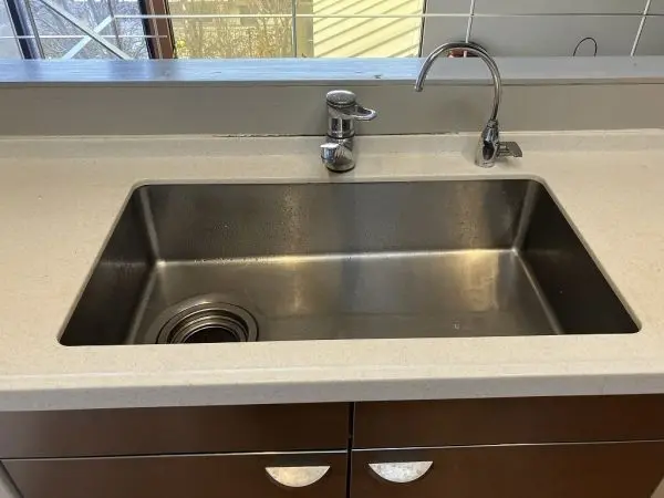 キッチンシンクです。大型キッチンが備わっています。窓があり、換気をしながら調理ができます。