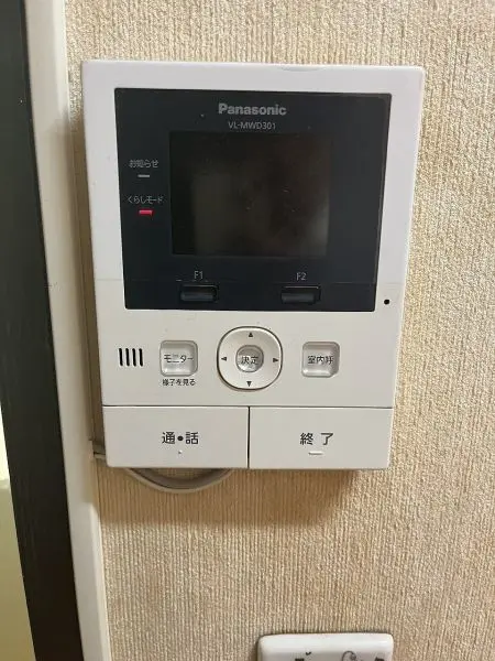 モニター付きインターホンです。来客を室内で確認でき、安心です。わざわざ玄関に行く手間も省けます。