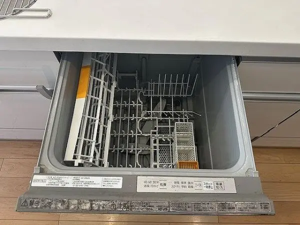 食器洗浄乾燥機です。食後の片付けに活躍しますね。食洗機を可動している間に、他の作業ができます。