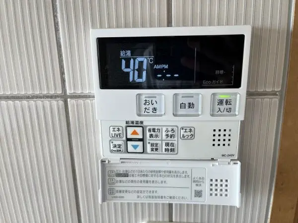 キッチンにある浴室操作パネルです。給湯器は自動湯張り・追い焚き・呼び出し機能付きを採用しています。