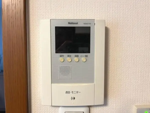 直接応対する前に誰が来たのか確認できるモニター付インターホンが設置されています。