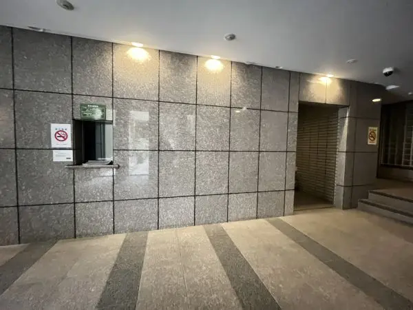 落ち着いた佇まいのエントランスホール管理員は日勤です。