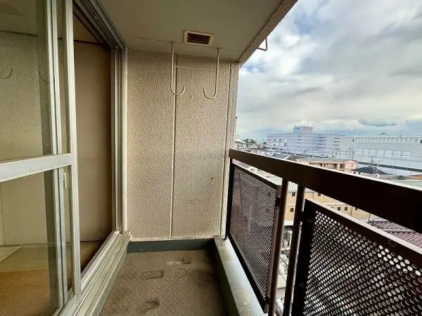 バルコニーの写真です。お洗濯物が乾きやすい南東向きバルコニーには物干し金具が設置されています。