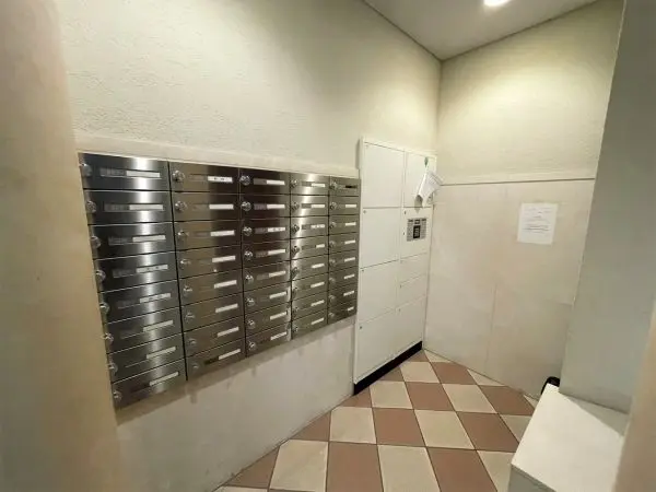 宅配ボックスが設置されています。不在時も荷物を受け取ることができ再配達の手間も省けます。 