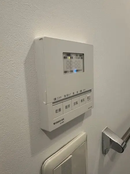 浴室暖房換気乾燥機付きなので、季節や天候、時間を問わず、浴室内で洗濯物を乾かすことができます。