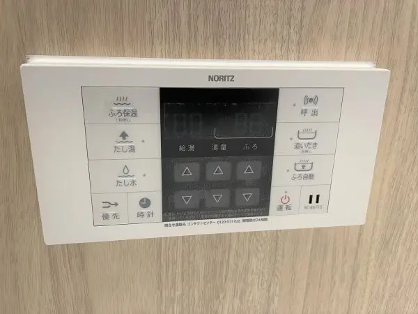 オートバス機能＋浴室暖房乾燥機搭載の浴室。壁面はアクセントパネルが施されています。リフォーム済です。