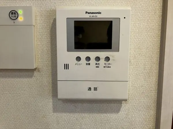 モニター付インターホンです。来客者をモニターで確認できるのでお子様のお留守番にも安心ですね。