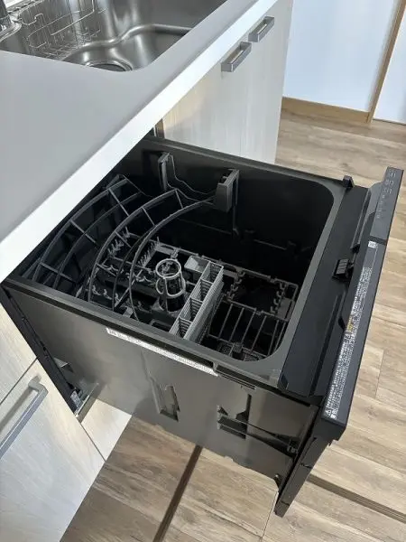 忙しい家事に助かる食洗機の設備もございます。時短が叶うほか洗剤による手荒れも防いでいただけます。