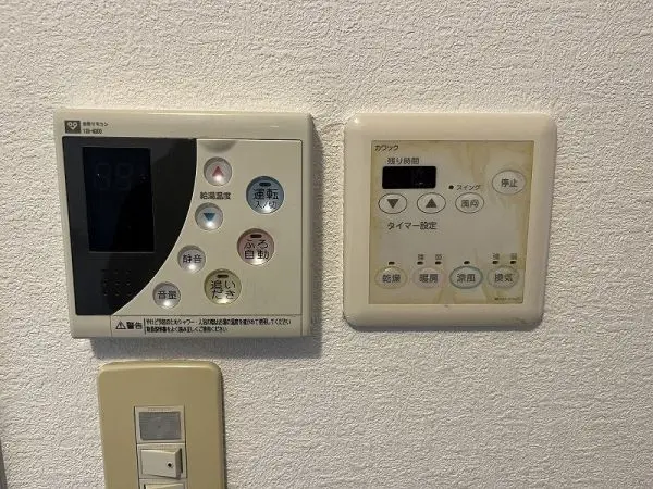 浴室暖房乾燥機と浴室給湯器リモコンです。浴室内のカビ予防や洗濯物の乾燥に重宝します。