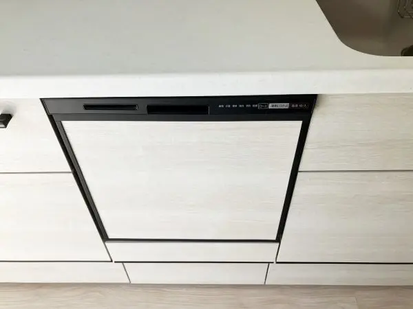 三口コンロ・食器洗い乾燥機搭載のシステムキッチンです。カップボードとパントリーも備わっております。