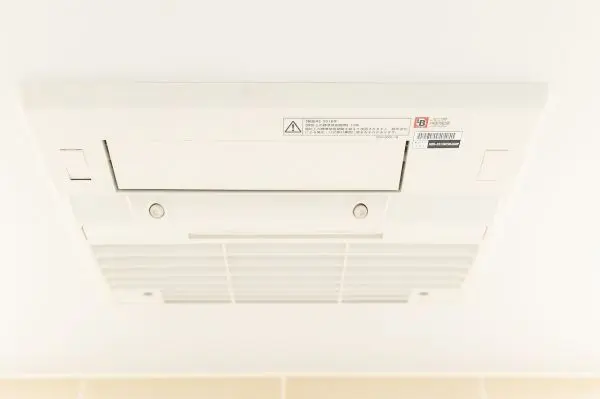 浴室は浴室乾燥機付き。天候や時間帯などに関わらず、浴室内で洗濯物を乾かすことができます。
