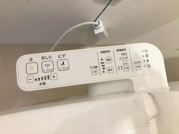 トイレも２０２０年１２月に新調。手洗い器一体型の温水洗浄便座付きです。ペーパーホルダーは２連式です。