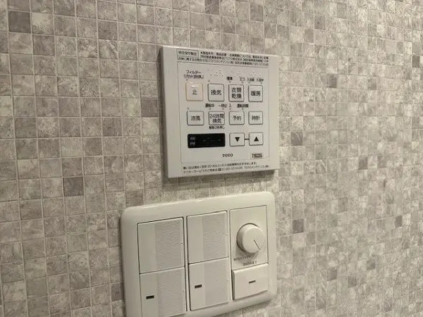 浴室乾燥機付きのため、天候や時間帯に関わらず、浴室に洗濯物を干すことができます。