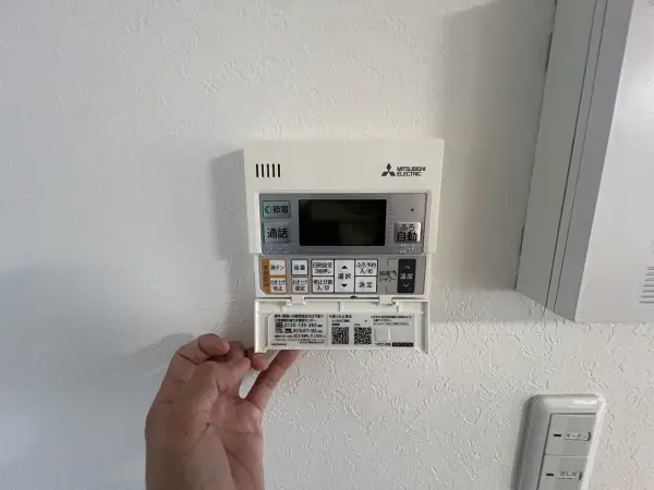 給湯器リモコン部分です。ふろ自動機能のほか、安心の通話機能もあり、ゆったりとくつろいでいただけます。