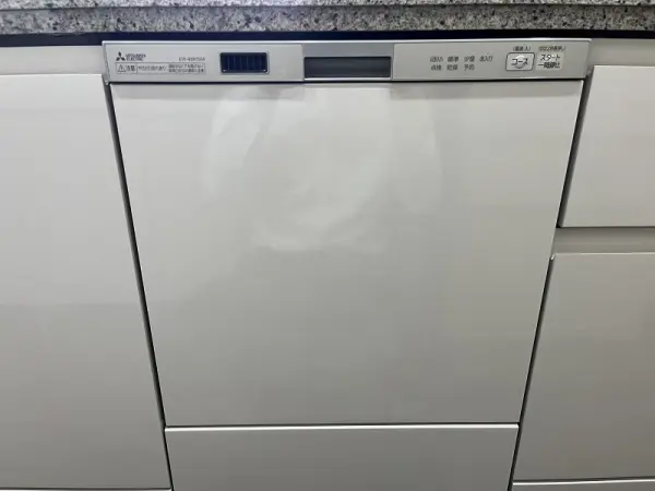 家事時短に役立つ食器洗乾燥機、浄水器付きです。家事の負担を軽減してくれます。