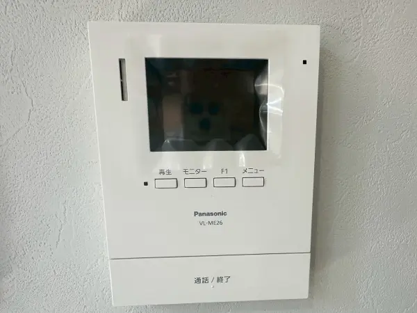 ご来客の方のお顔が見える、モニター付きインターホンを採用しております。防犯面も安心の設備です。