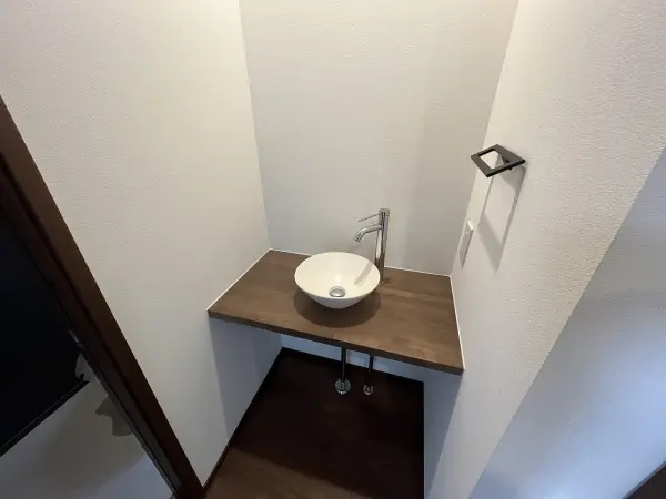 1階トイレ横にある手洗いスペースになります
玄関からもすぐなので帰宅時にすぐ綺麗にできます