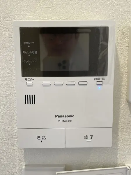 ご来客の方のお顔が見える、モニター付きインターホンを採用しております。防犯面も安心の設備です。