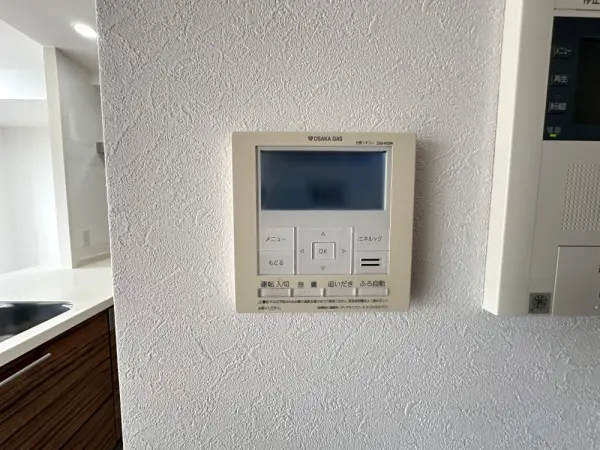 追焚機能付きで、入浴時間が異なるときも適温で湯船に浸かれます