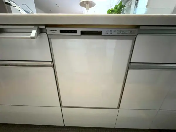 ビルトインタイプの食洗機がついており、家事の負担を軽減してくれて、節水・節約にもなります。