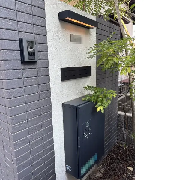 ポストと宅配ボックスです。宅配ボックスが設置されているため留守の場合でも荷物をうけとれます。