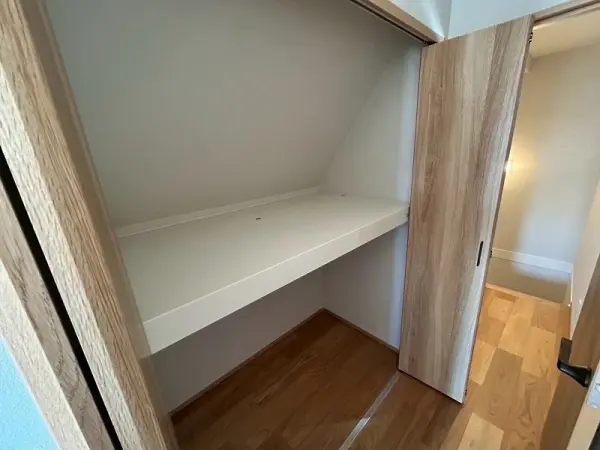 ３階クローゼットです。クローゼットは上下に分かれているのでたっぷりと収納いただけます。