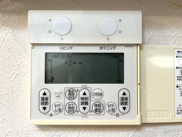 リビングには床暖房が備わっており、温度調節やタイマー設定もでき無駄遣いすることなく使用できます。