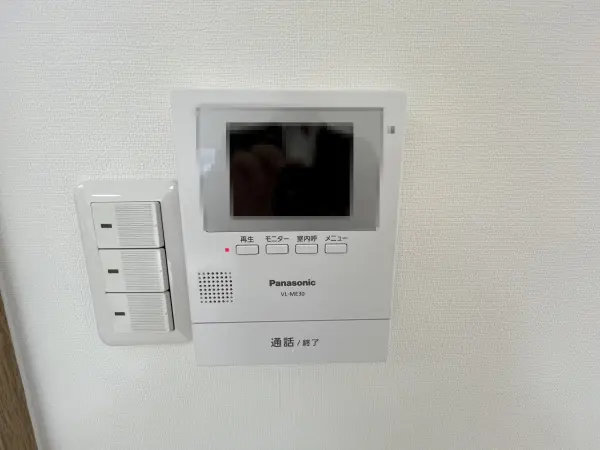 来訪者を音声と画像で確認できるモニター付のインターホンが採用されています