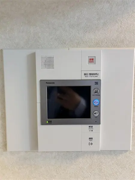 ご来客の方のお顔が見える、モニター付きインターホンを採用しております。防犯面も安心の設備です。