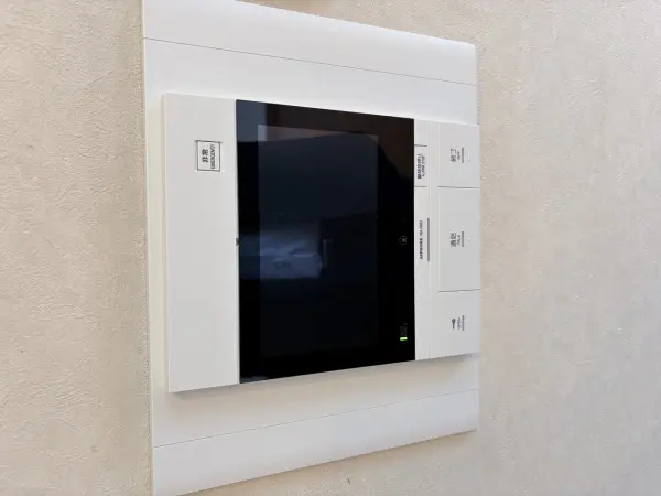 ご来客の方のお顔が見える、モニター付きインターホンを採用しております。防犯面も安心の設備です。