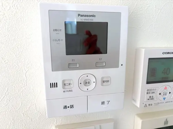 ご来客の方のお顔が見える、モニター付きインターホンを採用しております。防犯面も安心の設備です。