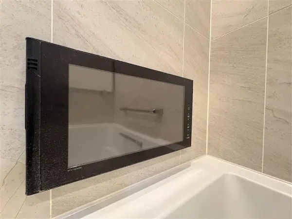 浴室テレビです。お風呂に入りながらテレビを見ることができます。