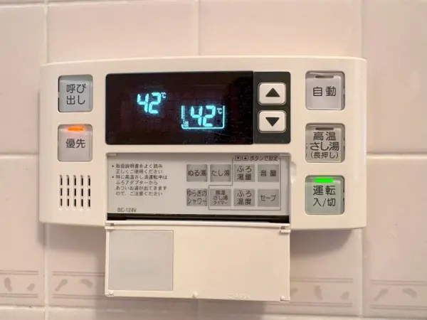 2006年10月に給湯器交換済みです。その他設備等に関してのご質問もお気軽にお問い合わせください。