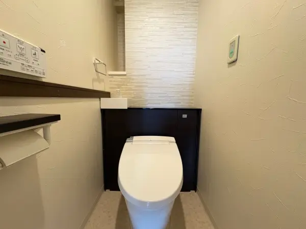 毎日快適にご使用いただける、温水洗浄便座付きのトイレです。操作しやすい壁リモコンが採用されています。