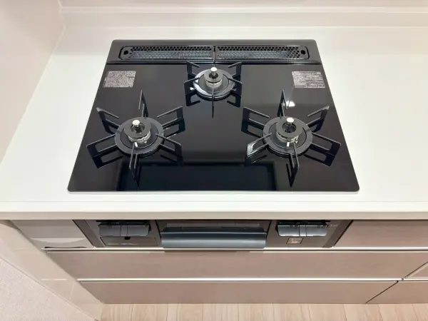 3口ガスコンロ＋魚焼きグリル付き。同時に複数の調理が進められます。