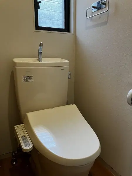 ２階の温水洗浄便座付きの２階トイレです。１階にもトイレございます。タオルハンガーもあります。