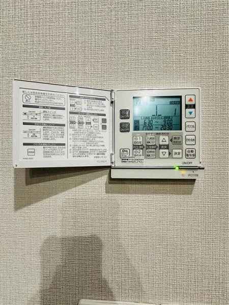 床暖房のスイッチです。温度調整やタイマー付きです。
