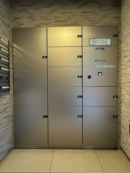 共用部分に設置されている宅配ボックスです。在宅・不在にかかわらず荷物を受け取ることができます。