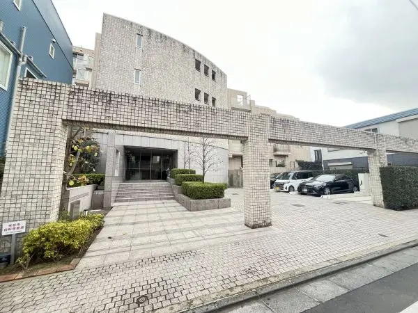マンション全体の印象をスタイリッシュに見せてくれるデザインです。
