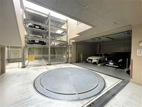 駐車場月額使用料は8000円～16000円です。詳細につきましてはお問い合わせくださいませ。 