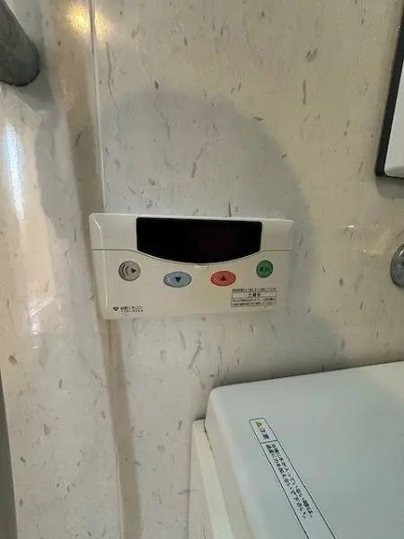 浴室にある浴室操作パネルです。呼び出し機能等があります。快適なバスタイムをお過ごしいただけます。