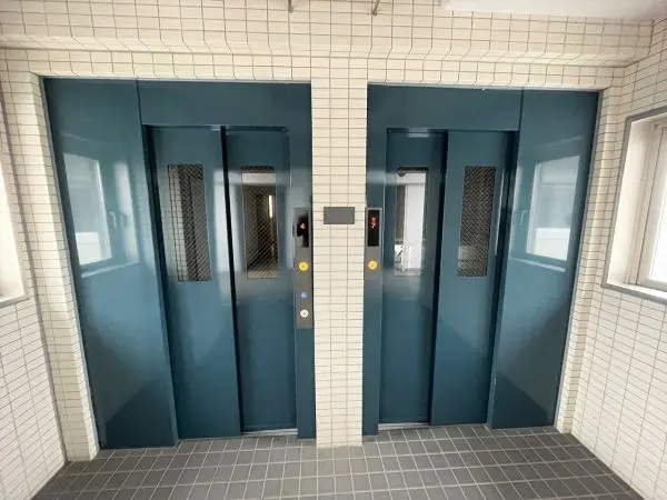 エレベーターがあるので最上階でも安心です。９人乗りのエレベーターが並列して２基設置されております。